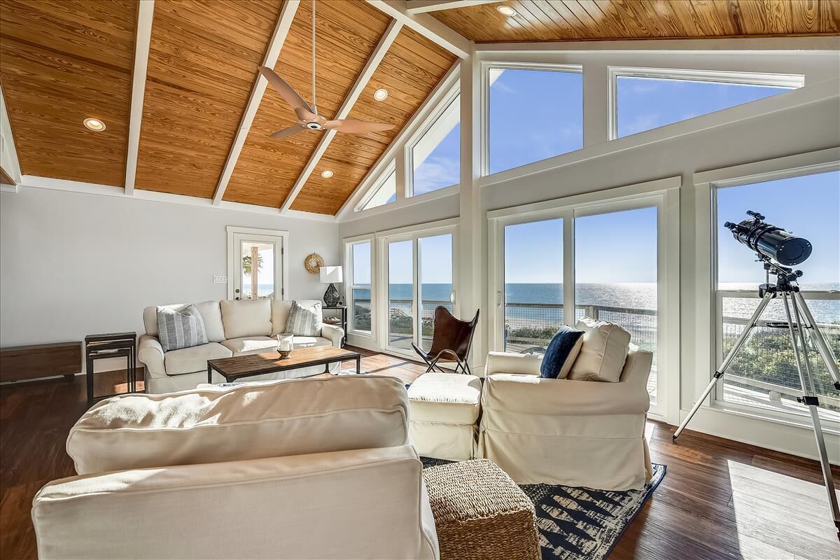 Televisio, DVD-soitin, pöytäjalkapallopöytä, työhuone