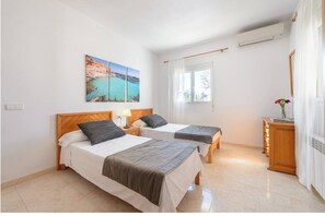 5 bedrooms, iron/ironing board, free WiFi, bed sheets