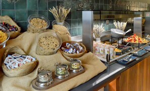 Se ofrece un desayuno bufé todos los días (por un coste adicional)