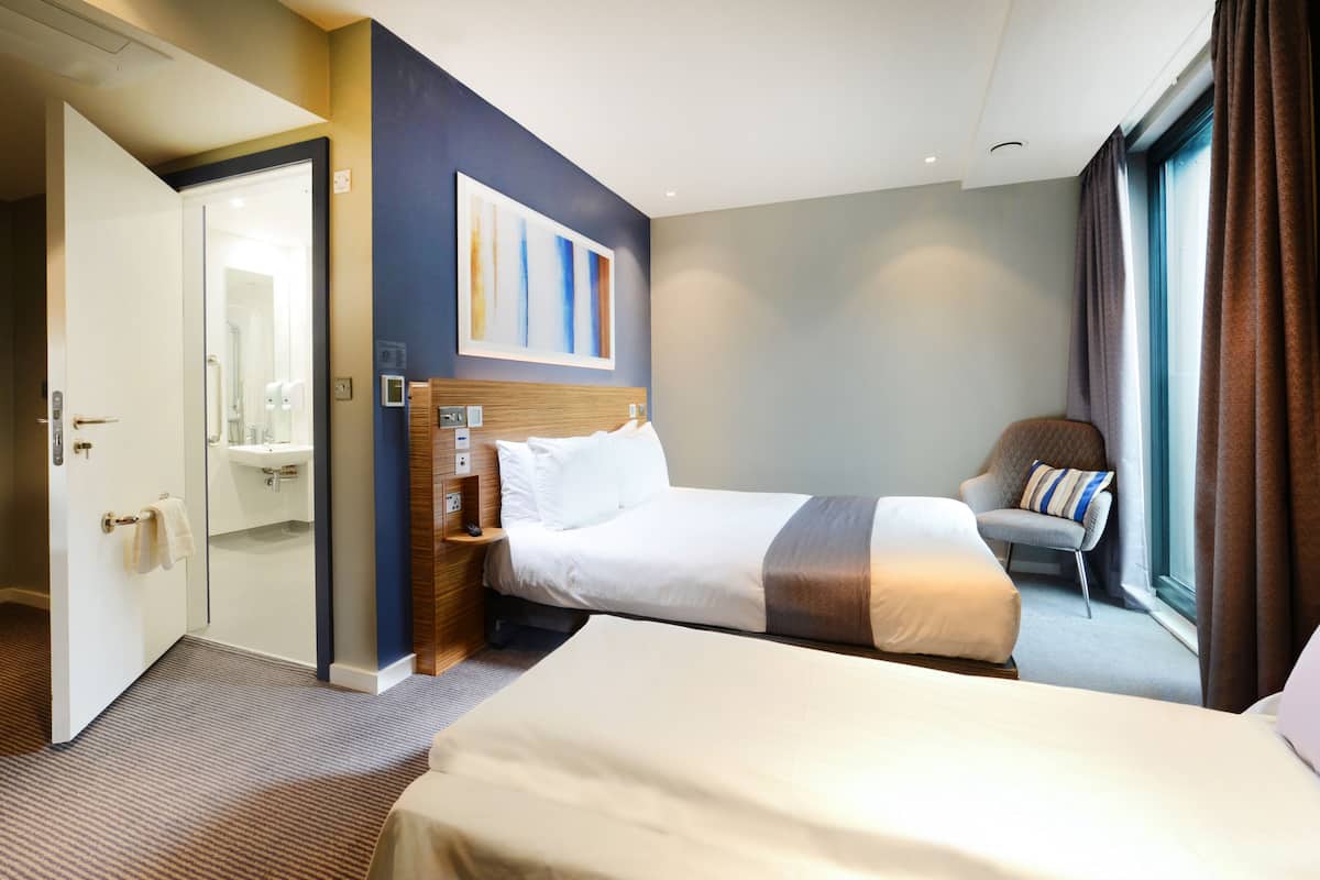 Standard Double Room | Desk, soundproofing, iron/ironing board, free WiFi