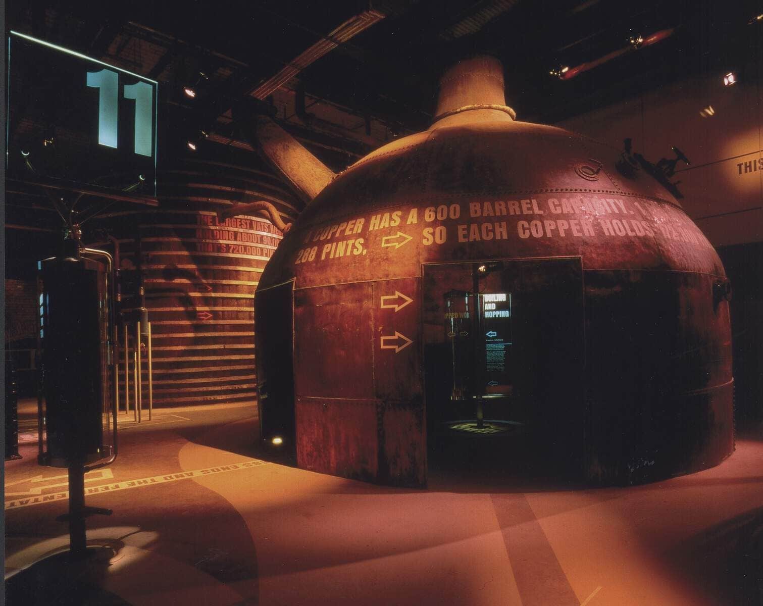 Una gran estructura de estilo industrial con texto que indica que alberga 600 barriles y 288 pintas.
