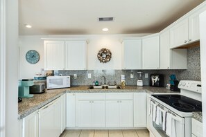 Fridge, microwave, oven, stovetop - If It's About the View, This Home's For You! (Freeport)