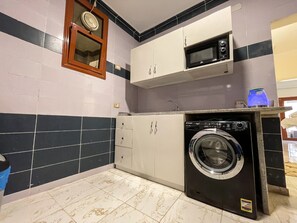 Apartemen Deluks | Dapur pribadi | Lemari es besar, microwave, oven, dan kompor