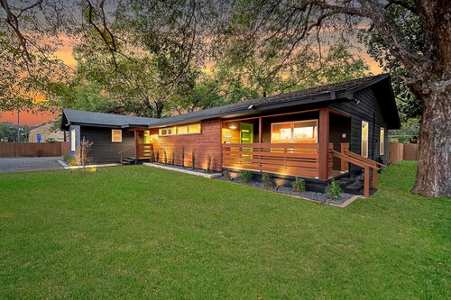 The Mod Poppy | Large 5BR | 10 Mins to Waco Sights