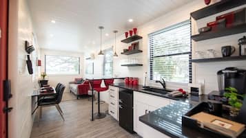 Refrigerador, cafetera/tetera, utensilios de cocina