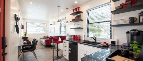 Een koelkast, een koffiezetapparaat/waterkoker