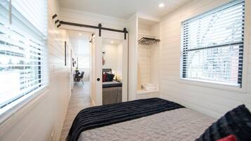 1 bedroom, desk, iron/ironing board, WiFi