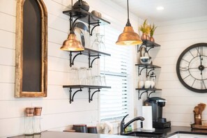 Fridge, microwave, coffee/tea maker, cookware/dishes/utensils - The Newtonian Tiny Container Home near Magnolia (Waco)