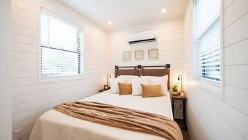 1 dormitorio, escritorio, tabla de planchar con plancha y wifi
