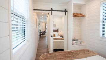 1 slaapkamer, een bureau, een strijkplank/strijkijzer, wifi