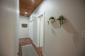 Interior - NEW-Ethel Rose Cottage-5 min to Magnolia Silos (Waco)