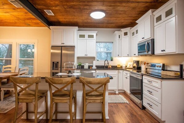 冷蔵庫、電子レンジ、オーブン、コンロ