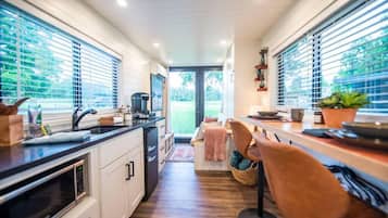 Refrigerador, microondas, placa de cocina, cafetera/tetera
