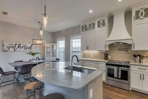 Vibrant Texas Escape | 5BR, Pool & Hot Tub