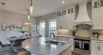 Vibrant Texas Escape | 5BR, Pool & Hot Tub