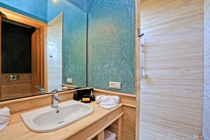 Villa, plusieurs lits | Salle de bain | Baignoire et douche séparées, baignoire relaxante profonde