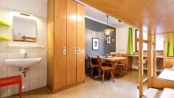 Standard Quadruple Room | Living area