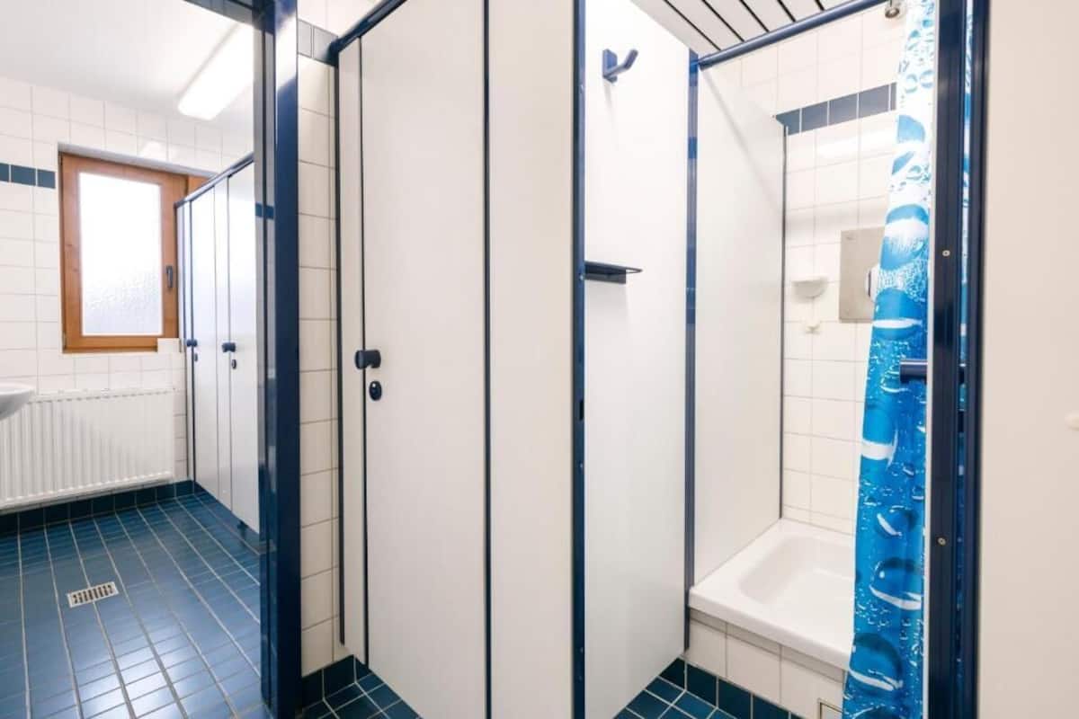 Ein Badezimmer mit Dusche, Toilette und Waschbecken.
