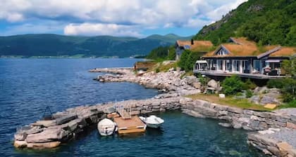 Nytt stort feriehus med panoramautsikt. Båt inkludert.