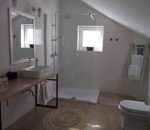 Villa | Bathroom | Shower, hair dryer, towels, shampoo - Villa Sorella Beautiful 3-bedroom Villa in Karanac (Knezevi Vinogradi)