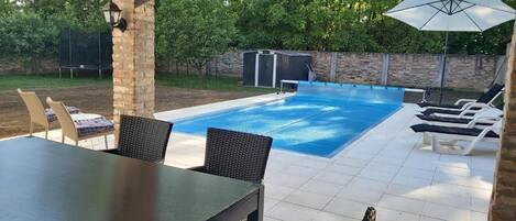 Una piscina al aire libre