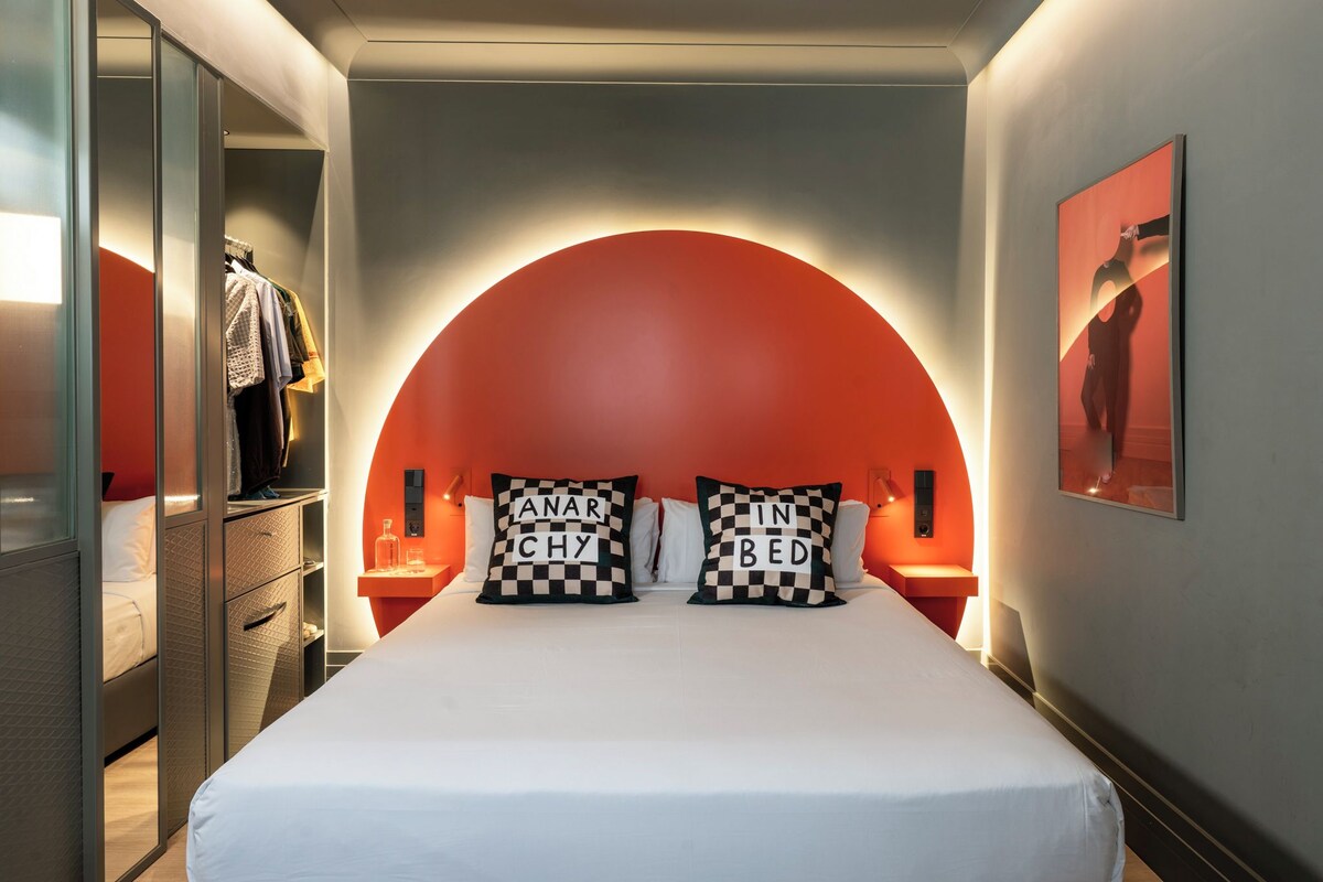Deluxe Room | Minibar, in-room safe, blackout drapes, soundproofing