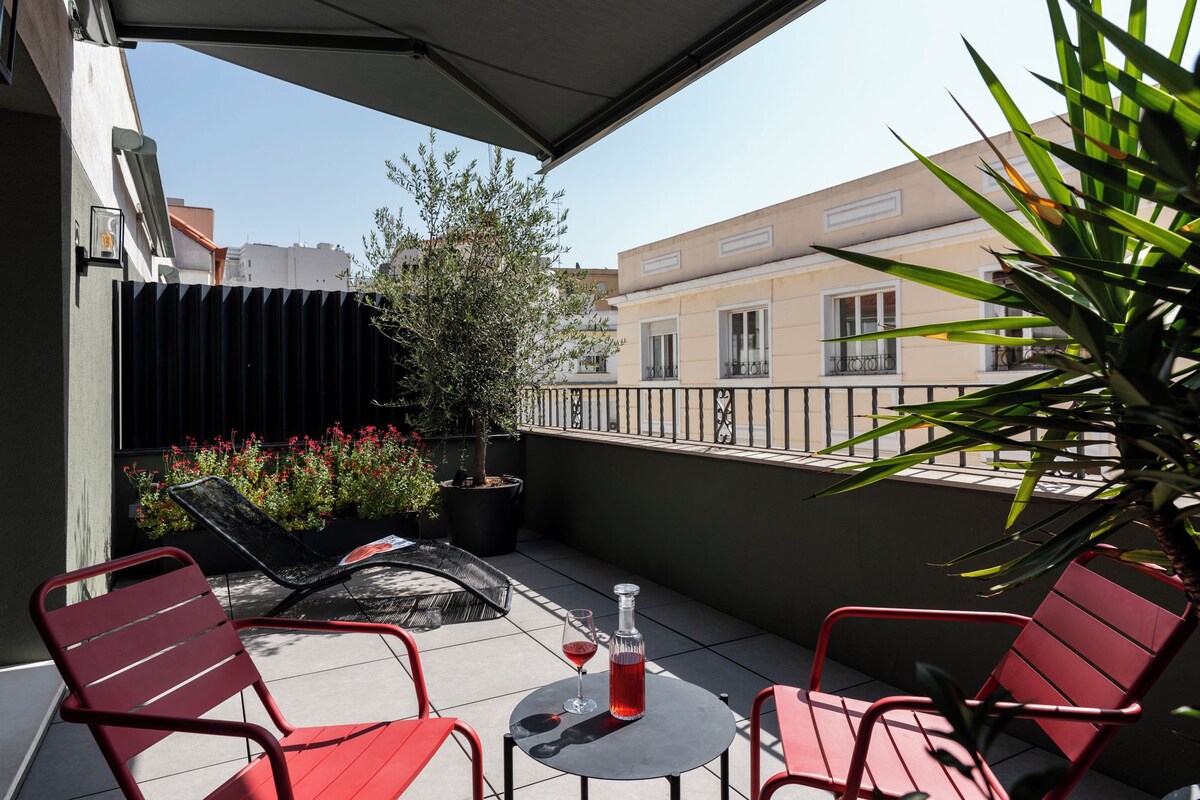 Superior Double Room, Terrace | Minibar, in-room safe, blackout drapes, soundproofing