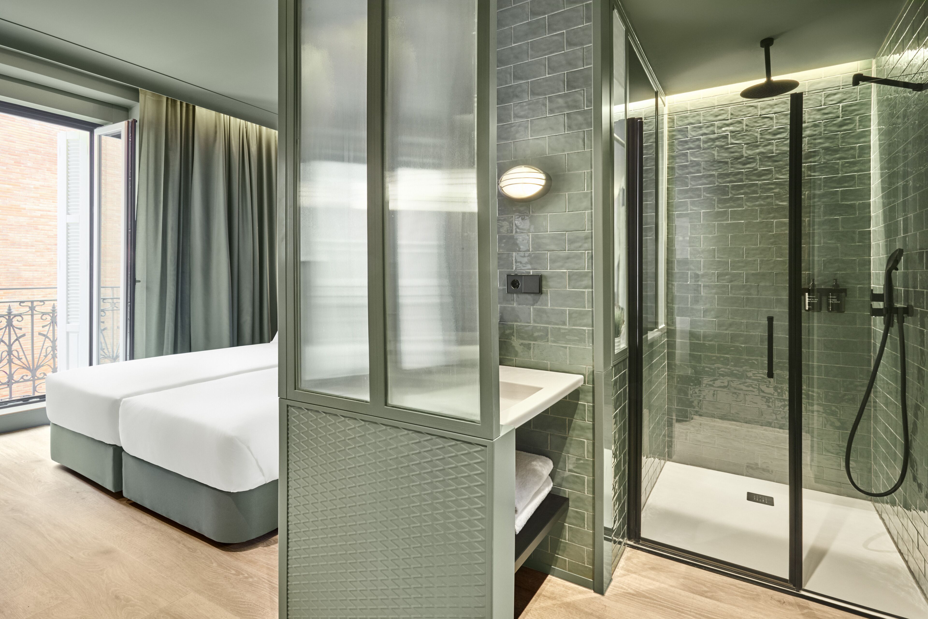 deluxe room | minibar, in-room safe, blackout curtains, soundproofing