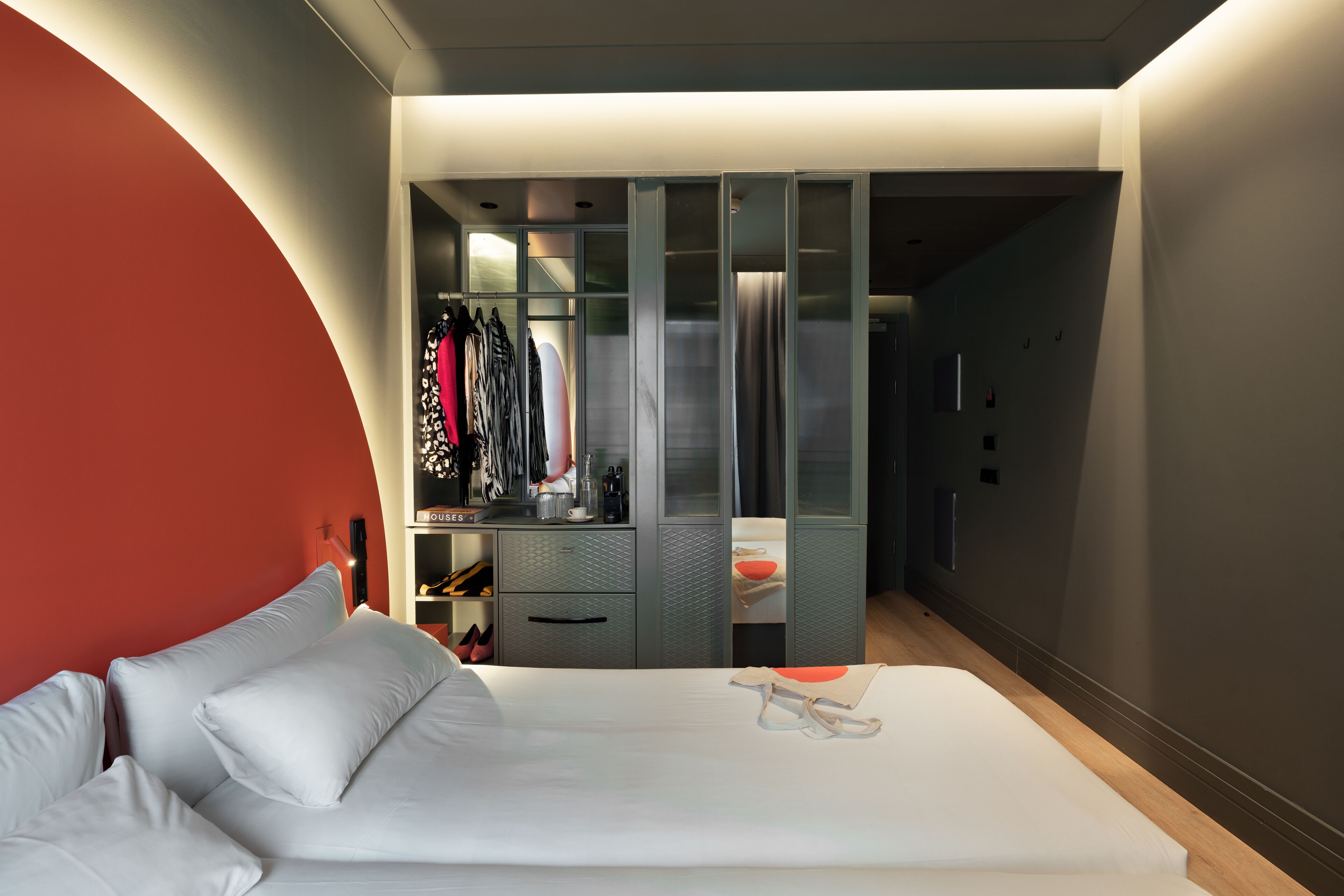 deluxe room | minibar, in-room safe, blackout curtains, soundproofing