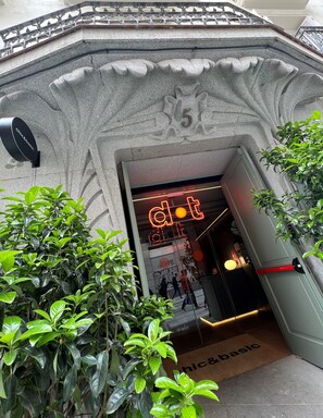 Front of property - Chic & Basic dot (Madrid)