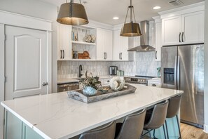 冷蔵庫、電子レンジ、オーブン、コンロ