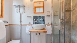 Shower, hair dryer, towels - Outbak Shepherds Hut - sleeps 2 guests  in 1 bedroom (Hailes)