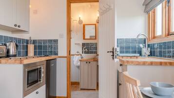 KĂŒhlschrank, Mikrowelle, Herdplatte, Toaster