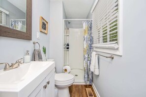 Baignoire, serviettes fournies, savon, shampoing