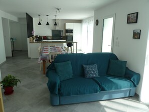 TV, books - Single storey house , sea view, 7 minutes walk from Kersiny beach (Plouhinec)