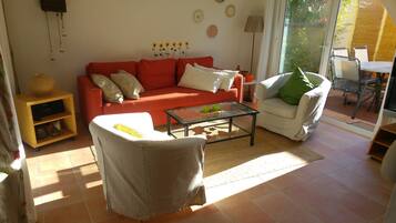 Tv, böcker och en stereo