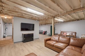 TV, fireplace, ping pong, streaming services - The Pour House - Todd NC Cabin - Ping Pong - Fireplace - 30 Min to Skiing (Todd)