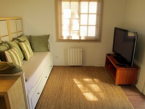 Smart TV, fireplace - Enjoy privacy with a swimming pool and garden near the beach  (Parede)
