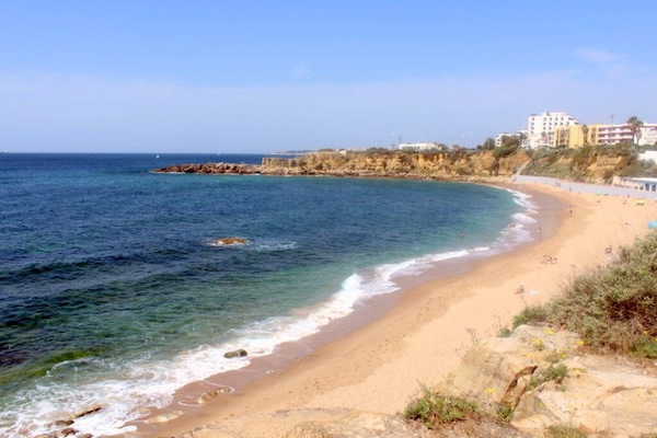 Plage à proximité, chaises longues, serviettes de plage