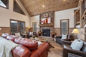 Fernseher, Kamin, Videospiele, Arbeitsbereiche