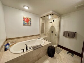 Duschwanne, Whirlpool, Haartrockner, Fußbodenheizung (Badezimmer)