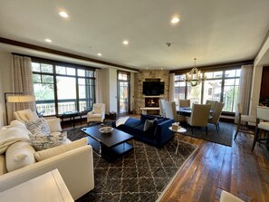 Älytelevisio, takka, DVD-soitin, stereot