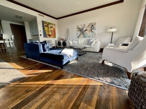 Älytelevisio, takka, DVD-soitin, stereot