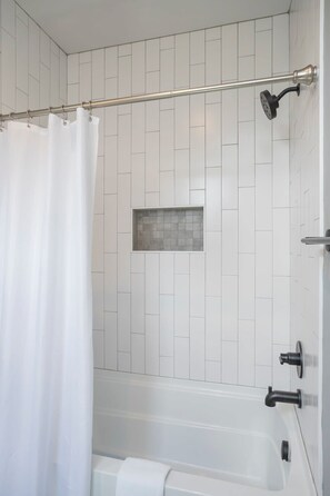 Badewanne, Haartrockner, Handtücher, Shampoo