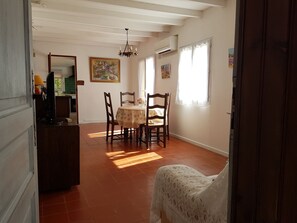 Ferienhaus, 2 Queen-Betten | Wohnzimmer | 30-Zoll-Fernseher mit Kabelempfang