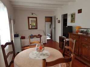 Casa, 2 camas de matrimonio | Sala de estar | Televisión de 30 pulgadas con canales por cable