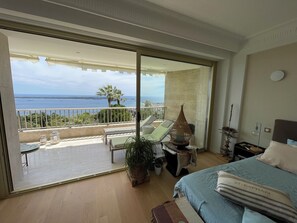 3 bedrooms, desk, iron/ironing board, travel cot