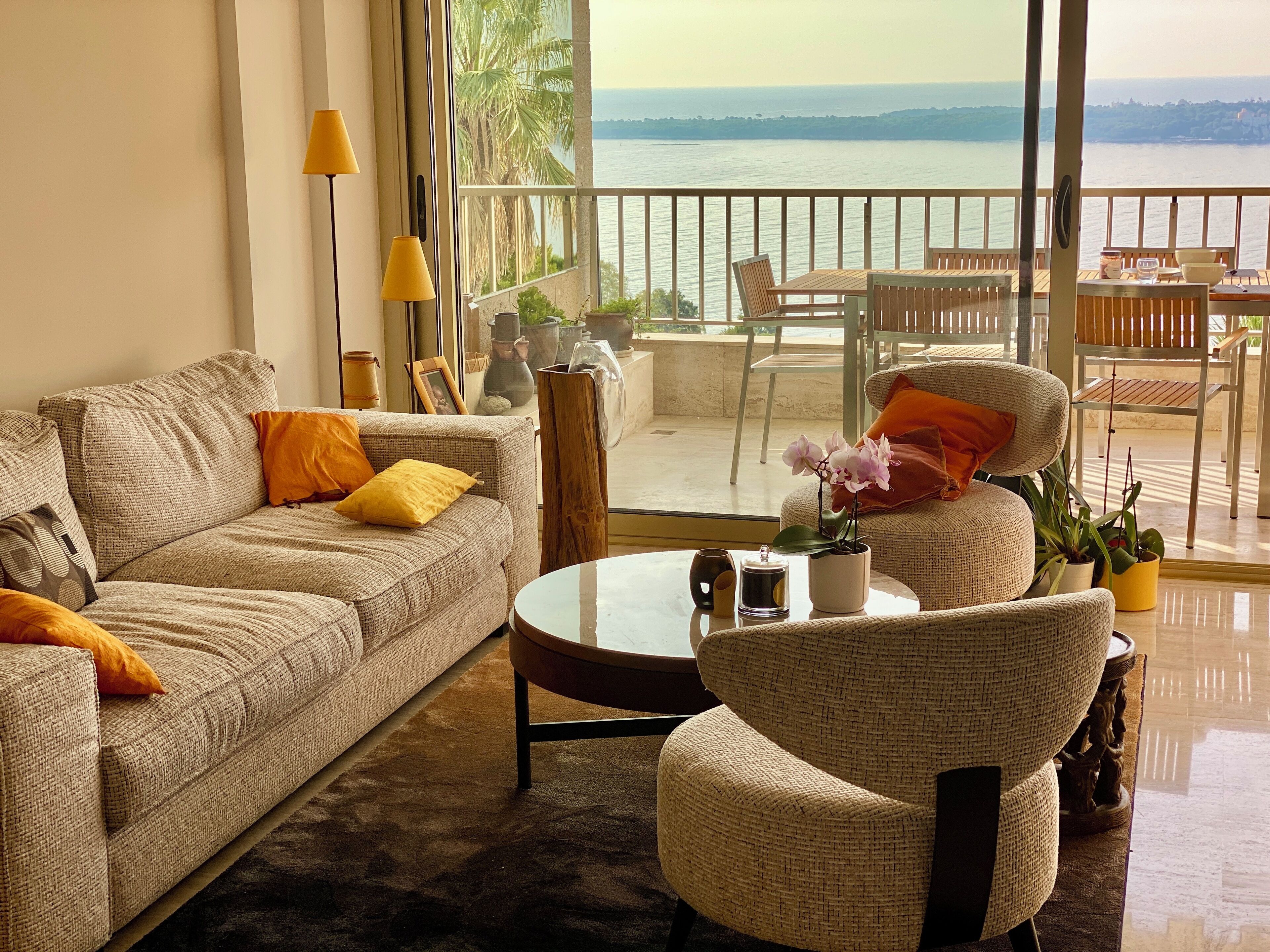 TV, livros, aparelho de som, impressoras