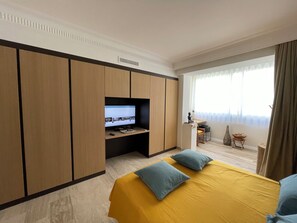 3 chambres, bureau, fer et planche à repasser, lit de bébé portatif