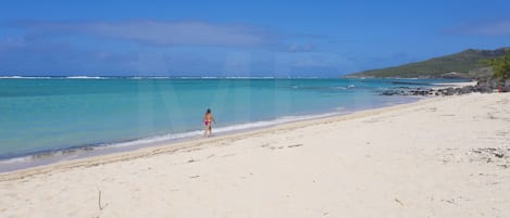 Playa en los alrededores y toallas de playa